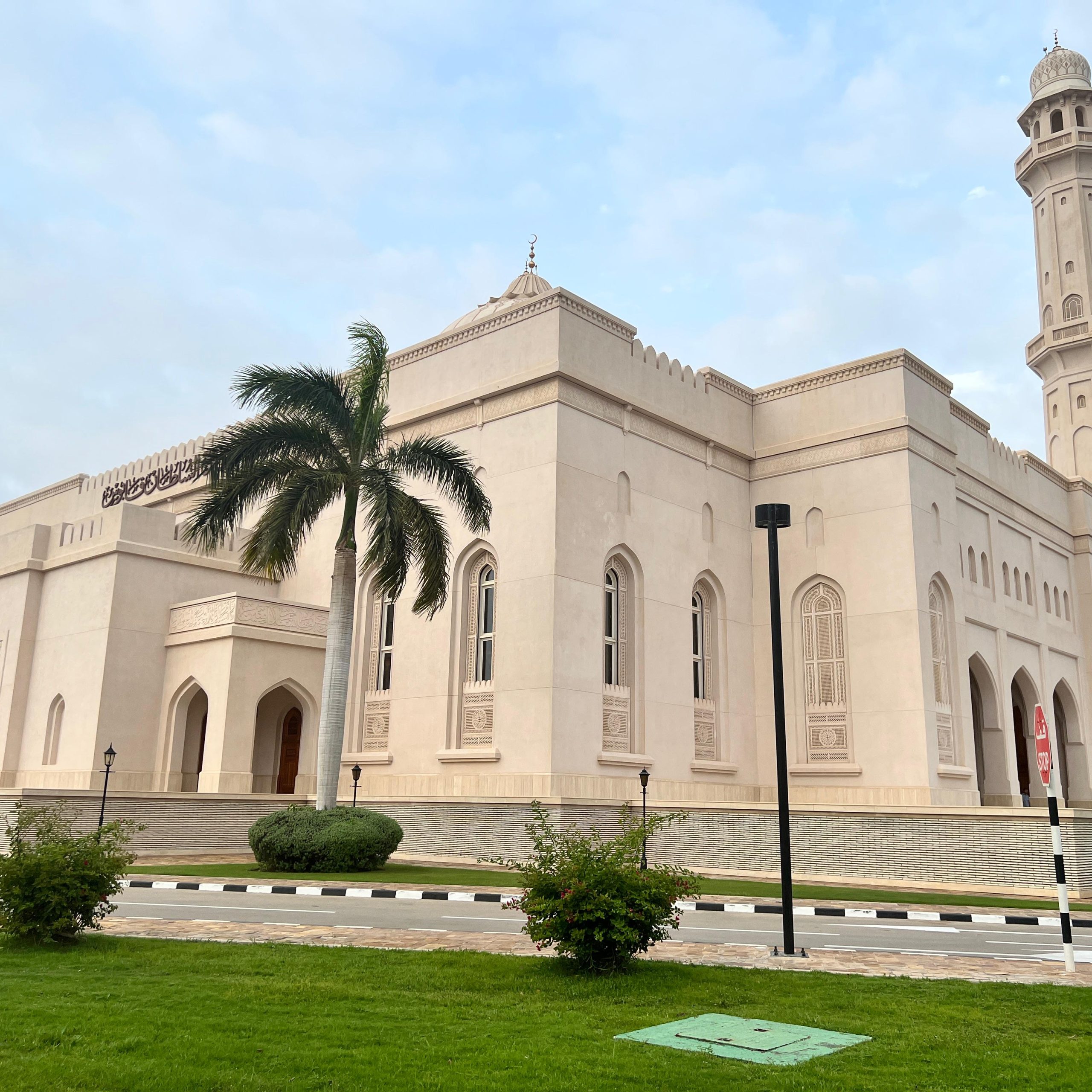 جامع السلطان قابوس بصلالة – أكبر مسجد في صلالة وظفار