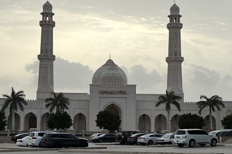 جولة مدينة صلالة الليلية – تجربة الطعام والتسوق في الخريف