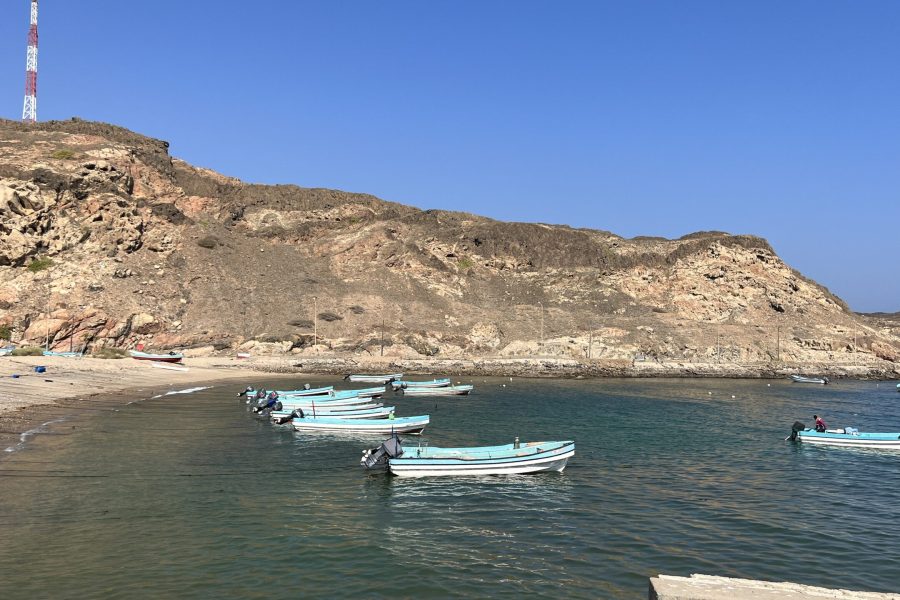 جولة على طريق عُمان الساحلي السريع من صلالة – كثبان رمال شاطئ فوشي مع حاسيك